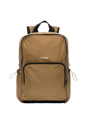 Zaino K-Way color cammello con tasca frontale con cerniera, dettagli laterali con coulisse, spallacci imbottiti e maniglia superiore per il trasporto su sfondo bianco.