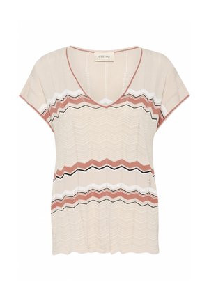Beige gebreide top met korte mouwen en V-hals, met horizontale zigzagstrepen in wit, roest en zwart over borst en taille.