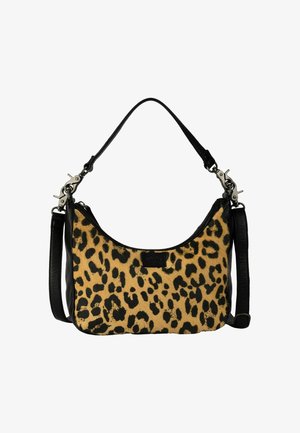 Bolso pequeño con estampado de leopardo en amarillo y negro, asas de cuero negro y cierres plateados sobre un fondo blanco.