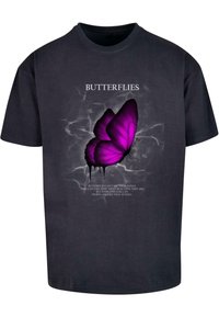 Zwarte katoenen T-shirt met een grote paarse vlinderafbeelding met grijze schaduweffecten en tekst over schoonheid onder het ontwerp.