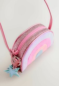 Różowa torba w pastelową tęczę z błyszczącymi suwakami i przymocowanym uroczym charmsikiem w kształcie gwiazdy. Wykonana z miękkiego materiału, o zaokrąglonym kształcie.