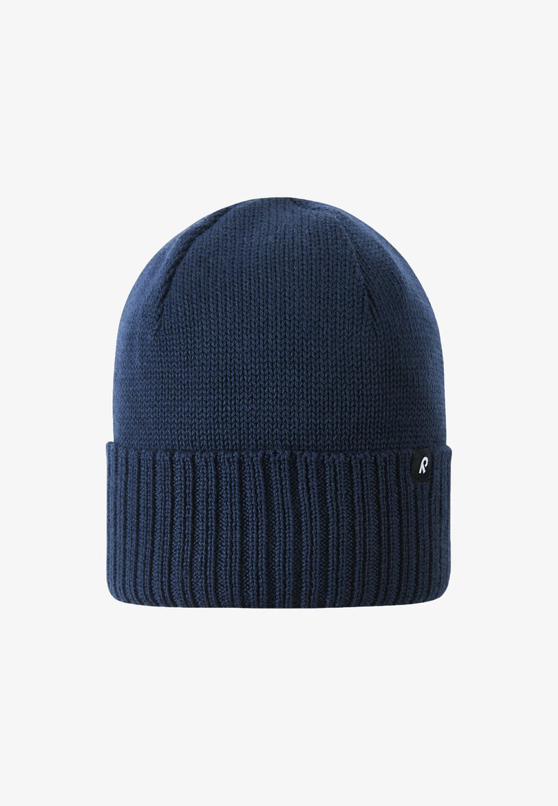Beanie lavorato a maglia blu navy con un polsino a coste, texture liscia e una piccola etichetta logo a contrasto sul lato.