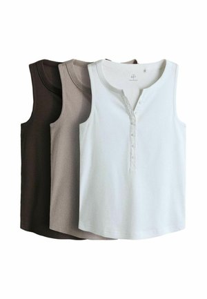 Drie mouwloze henley tops in zwart, taupe en wit, gestapeld waarbij de witte top knoopdetails en een ronde halslijn toont.