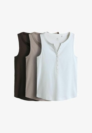 Tri tielkové henley topy v čiernej, taupe a bielej farbe, navrstvené, pričom biely top zobrazuje detaily gombíkov a guľatý výstrih.