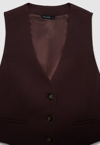 Gilet bordeaux in tessuto strutturato, con scollo a V, quattro bottoni e fodera liscia. Include una tasca laterale singola.