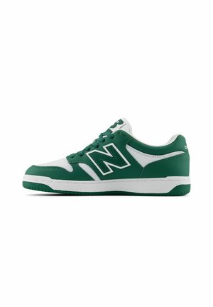 Basket basse verte et blanche avec lacets, semelle blanche et grand logo "N" sur le côté, vue de l'extérieur.