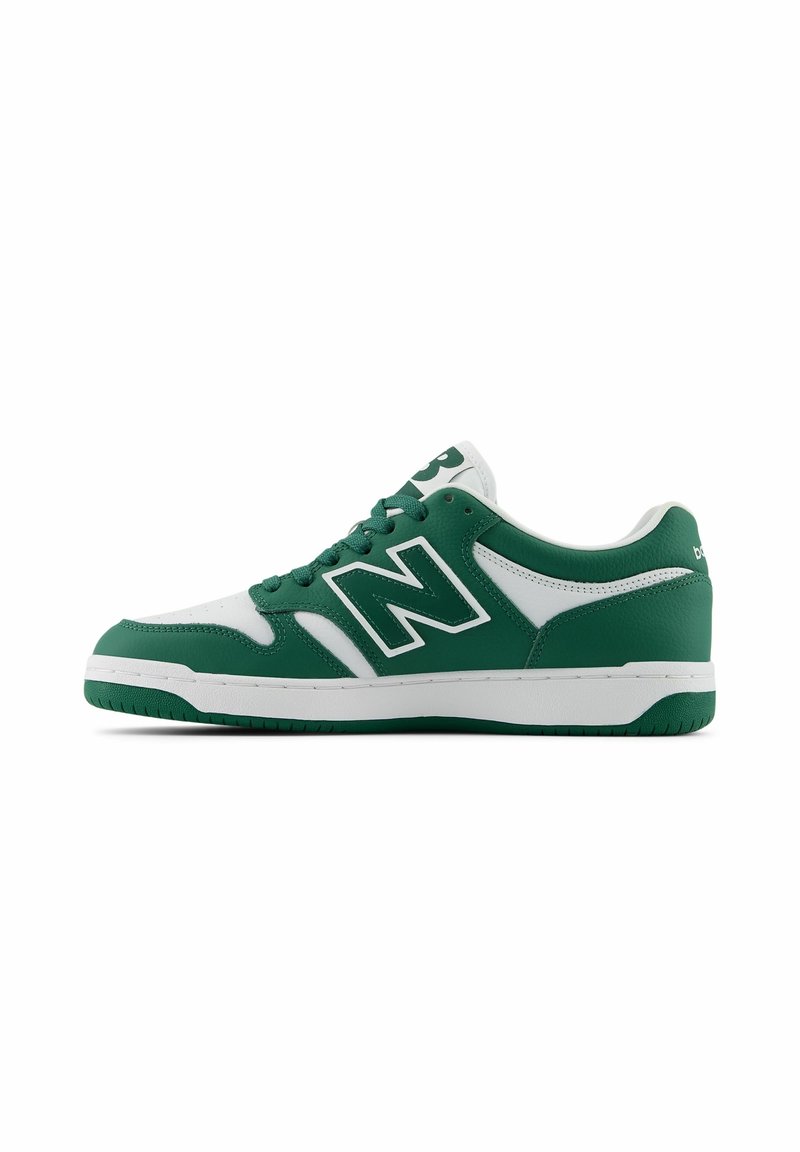 Basket basse verte et blanche avec lacets, semelle blanche et grand logo "N" sur le côté, vue de l'extérieur.