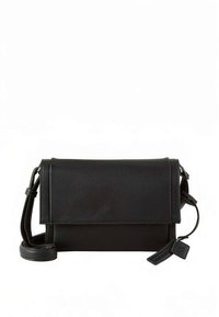 Melna ādas plecu soma ar pārklājumu augšpusē, regulējamu siksnu un teksturētu apdari. Aprīkota ar mazu etiķetes akcentu detaļām.