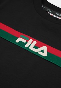 Svart FILA sweatshirt med horisontella röda och gröna ränder samt FILA-logotypen centrerad på bröstet.
