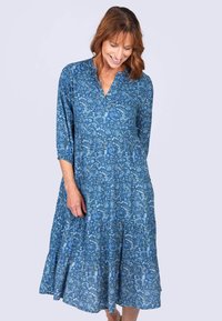 Blaues, blumenmusterndes Kleid mit V-Ausschnitt, Dreiviertelärmeln und einem gestuften Rockdesign. Hergestellt aus leichtem Stoff.