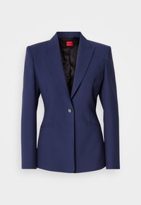 Σκουρομπλε σακάκι, εφαρμοστό σεμιφτέ με κλείσιμο με ένα κουμπί, γιακάδες με εσοχή, εμπρόσθιες τσέπες και εσωτερική επένδυση με λεία υφή.