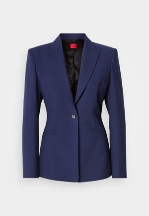 Blazer bleu marine ajusté, fermeture à un bouton, revers crantés, poches avant, et intérieur doublé avec une texture élégante.