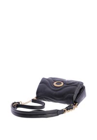 Bolso de cuero negro con un diseño de acolchado ondulado, detalle de herrajes circulares dorados y una correa desmontable con acentos de cadena.