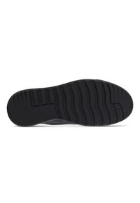 Suela de zapato de goma negra con una superficie texturizada y estrías horizontales, con el nombre de la marca "ECCO" grabado en el lateral.
