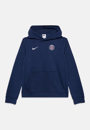 Granatowa bluza z kapturem z przednią kieszenią, białe logo Nike na prawej piersi oraz emblemat klubu piłkarskiego Paris Saint-Germain na lewej piersi.