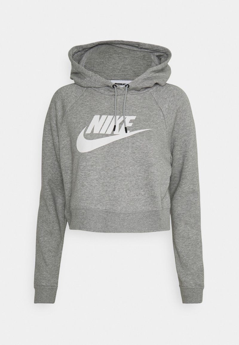 Grijze cropped hoodie van zacht materiaal met een capuchon met trekkoord en een witte Nike-logo op de voorkant. Geribbelde boorden aan de mouwen en zoom.