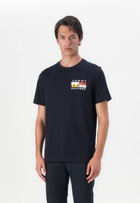 Tommy Hilfiger COLOUR FLAG TEE - T-shirts print - desert sky