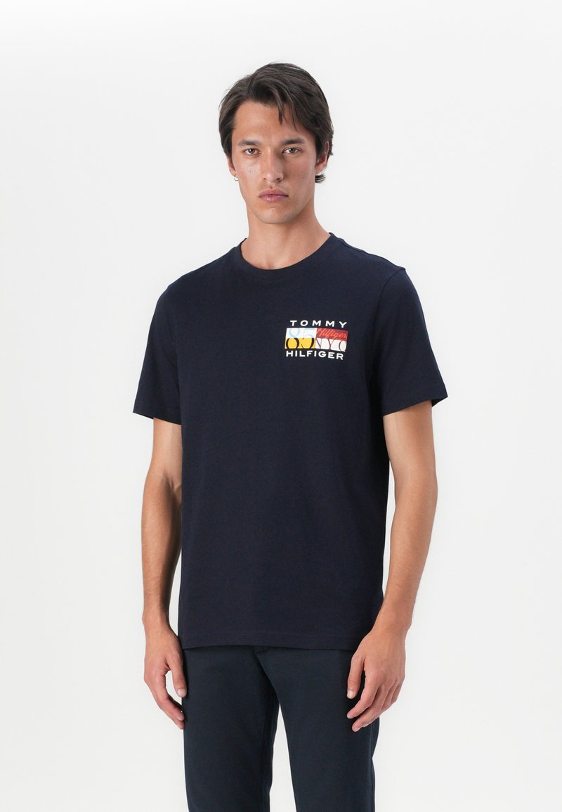 Tommy Hilfiger COLOUR FLAG TEE - T-shirts print - desert sky