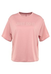Camiseta de manga corta rosa claro hecha de tela texturada, con un escote redondo y la frase "SIMPLEMENTE HÁZLO" en un tono más claro y en negrita.