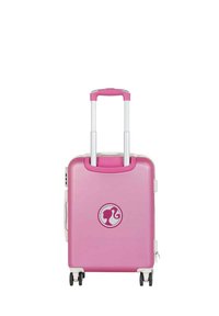 Maleta rígida rosa con un logotipo blanco. Cuenta con un mango extensible, cuatro ruedas y una superficie lisa y brillante.