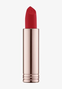 Rossetto rosso con finitura opaca in una forma a proiettile affusolata, racchiuso in un tubo metallici oro rosa con scanalature orizzontali alla base.
