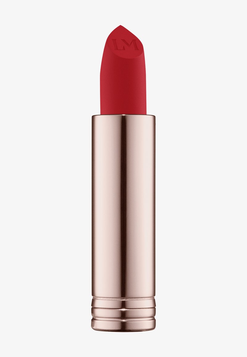 Rossetto rosso con finitura opaca in una forma a proiettile affusolata, racchiuso in un tubo metallici oro rosa con scanalature orizzontali alla base.