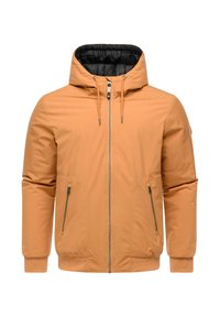 Giacca arancione con cappuccio, zip frontale, polsini a costine e due tasche laterali con zip. Interno foderato nero con un motivo testurizzato.