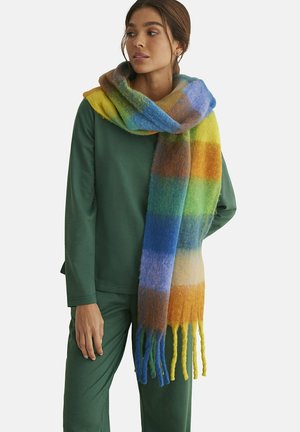 Écharpe multicolore en tissu doux et pelucheux avec un motif dégradé de bleu, vert, jaune et orange. Finitions avec des franges.