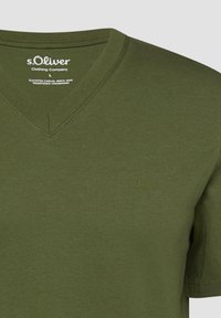 T-shirt à manches courtes vert olive avec col en V et petit logo brodé "s.Oliver" sur le côté gauche de la poitrine.