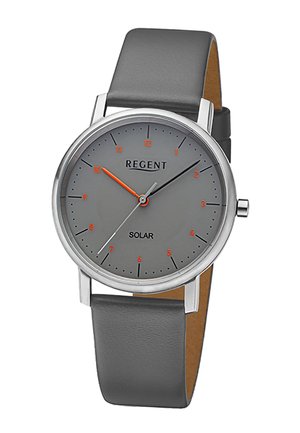 Montre ronde en argent avec cadran gris, marqueurs d'heure orange, aiguilles des minutes noires et des secondes argentées, et bracelet en cuir gris, étiquetée « REGENT SOLAR ».