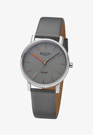 Montre ronde en argent avec cadran gris, marqueurs d'heure orange, aiguilles des minutes noires et des secondes argentées, et bracelet en cuir gris, étiquetée « REGENT SOLAR ».