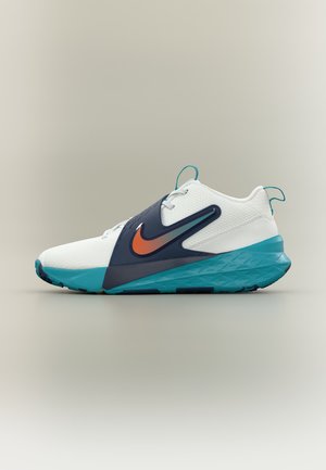 Chaussure de sport blanche avec semelle turquoise, logo Nike bleu marine et orange, tige en mesh, accents turquoise et languettes de tirage visibles, vue de côté.
