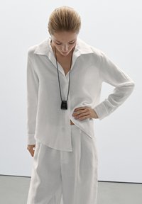 Massimo Dutti OPEN COLLAR LONG SLEEVE - Skjortebluser - white