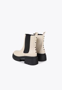 LOLA CASADEMUNT Botines con plataforma - cream