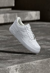Kijelölve, white/metallic silver-coloured