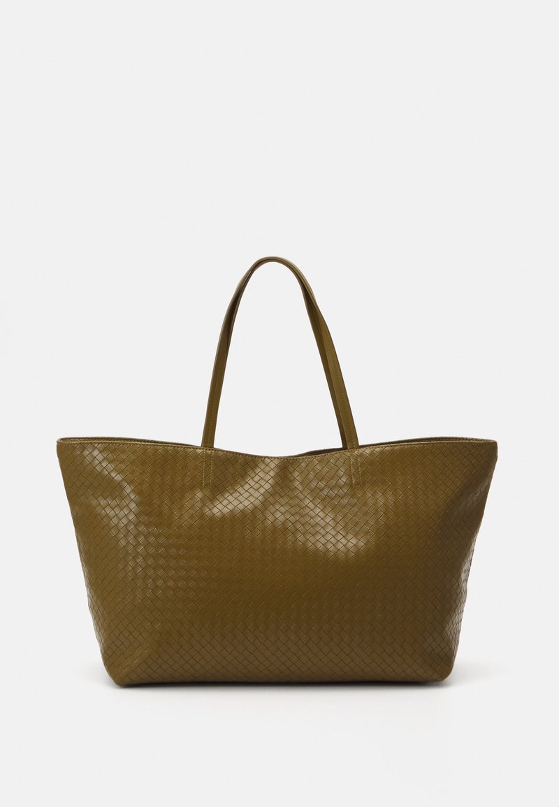 Torebka tote w kolorze oliwkowym, pleciona, z dwiema rączkami, o gładkim, błyszczącym wykończeniu i przestronnej prostokątnej formie.