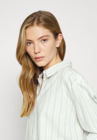 Lounge Nine BECS SHIRT - Blusa com botões - blue heron