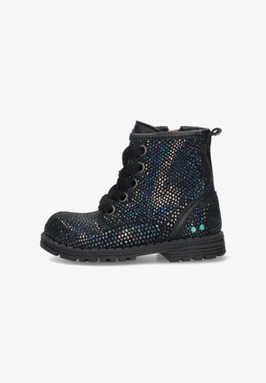 Bottines noires recouvertes de sequins multicolores, avec un laçage à l'avant, une semelle en caoutchouc robuste et une poignée à l'arrière pour un enfilage facile.