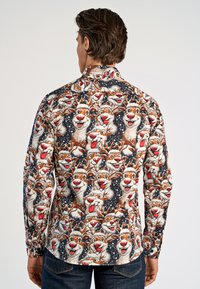 Langarmshirt met een kleurrijk rendierpatroon op een donkere achtergrond. Gemaakt van lichtgewicht stof met een klassieke kraag en knopenmanchetten.