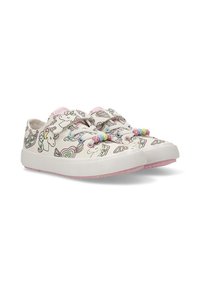 Zapatillas de lona blancas con patrones coloridos de unicornios y corazones. Presenta acentos rosas, cordones elásticos y adornos de cuentas decorativas.