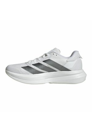 Weißer Sportschuh mit Mesh-Obermaterial, grauen Akzenten, einschließlich drei Streifen, texturiertem Absatz und einer gepolsterten Sohle für Unterstützung.