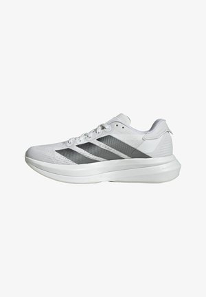 Zapatilla deportiva blanca con parte superior de malla, detalles en gris que incluyen tres franjas, talón texturizado y una suela acolchada para ofrecer soporte.