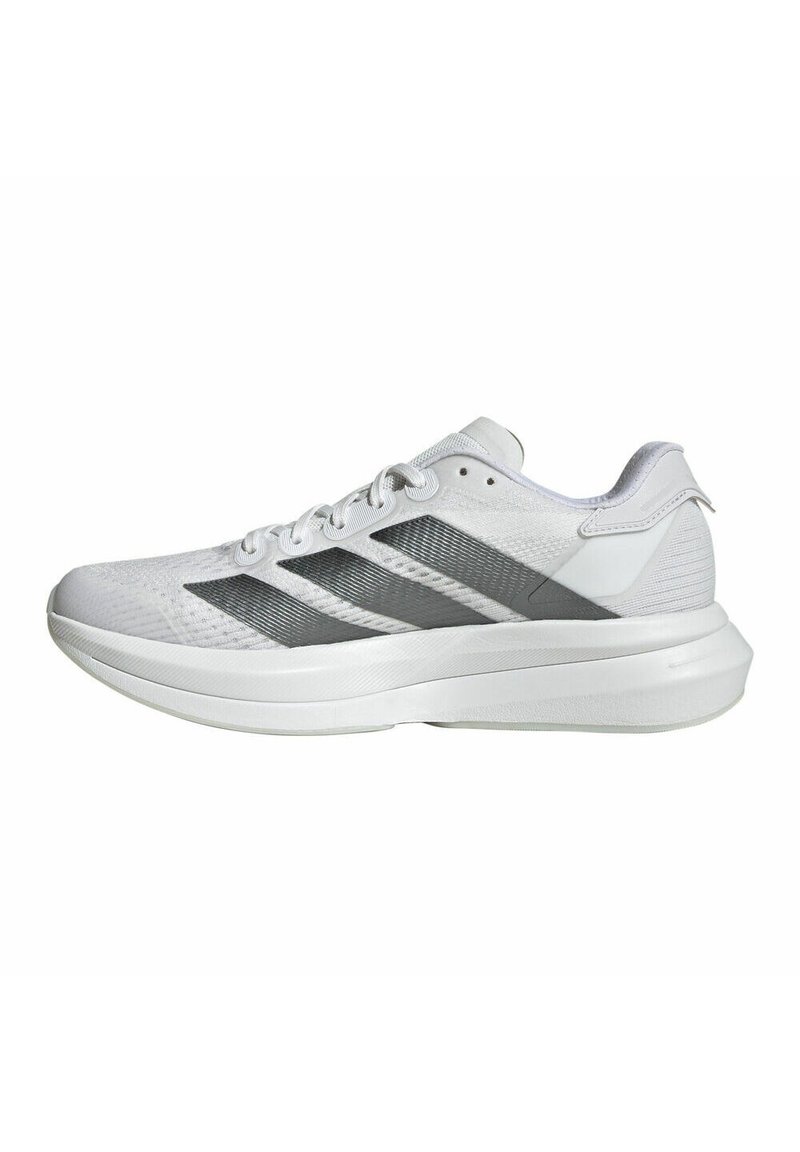 Zapatilla deportiva blanca con parte superior de malla, detalles en gris que incluyen tres franjas, talón texturizado y una suela acolchada para ofrecer soporte.