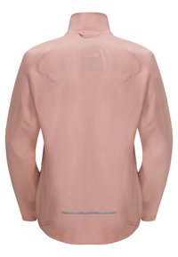 Giacca impermeabile rosa chiaro con maniche lunghe, colletto alto e una striscia riflettente nell'orlo. Texture liscia, design minimalista.