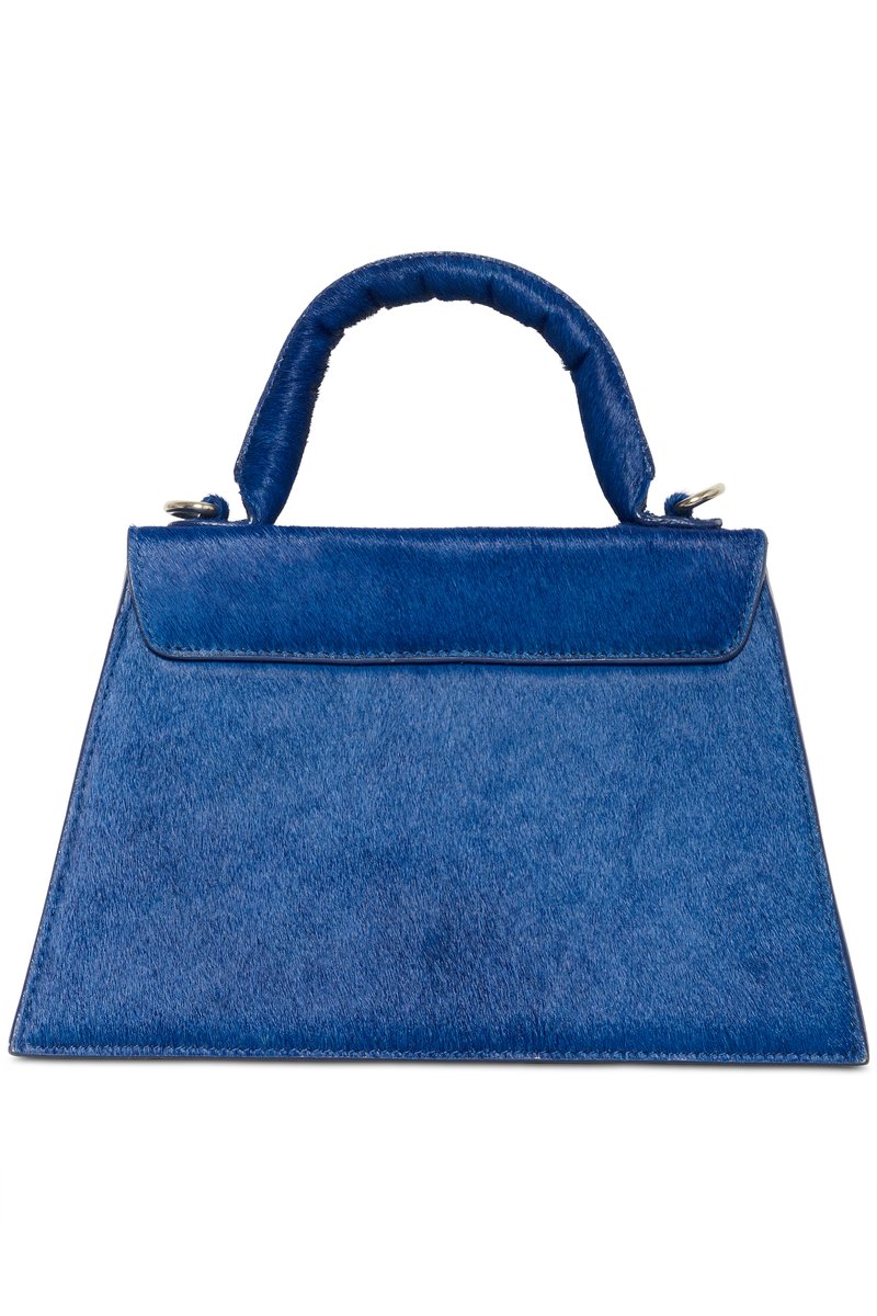 Blauer Handtasche mit strukturiertem Design, texturiertem, fellähnlichem Stoff und einem kurzen, geschwungenen Griff. Verfügt über einen Klappenverschluss und einen glatten Rand.