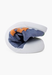 Modrá plátěná bota, složená, s bílou pryžovou podrážkou. Obsahuje oranžové filcové akcenty na horní části, které ukazují na měkkou texturu.
