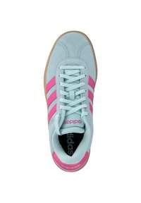 Ljusblå mockaskor med rosa tre ränder och logotyp. Har vita snören, svart inredning och en sula av gummigummi.