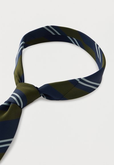 Μεταξωτή γραβάτα με σκούρο ναυτικό φόντο και διαγώνιες ρίγες σε πράσινο και ανοιχτό μπλε. Το ύφασμα έχει υφή ομαλή και κλασικό σχέδιο.