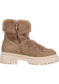 Bota de color marrón con forro de piel, textura suave, suela de goma, detalles de cremallera y cordones ajustables. Presenta un tacón grueso y una suela resistente.