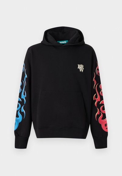 Hanorac negru cu glugă, cu design de flacără albastră pe mâneca stângă, design de flacără roșie pe mâneca dreaptă și logo mic "BRW" pe piept.